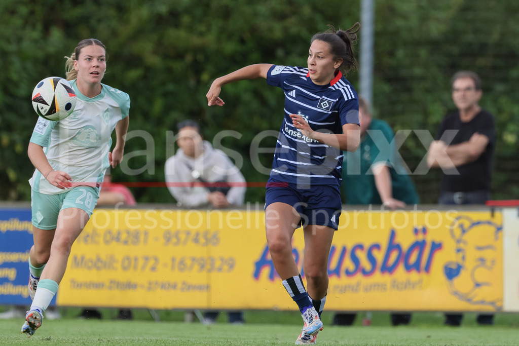 Fussball, Testspiel Frauen, Hamburger SV - SV Werder Bremen | v.li.: Juliane Wirtz (SV Werder Bremen, 28) und Almudena Sierra (Hamburger SV, 24) am Ball, Einzelbild, Ganzkörper, Aktion, Action, Spielszene