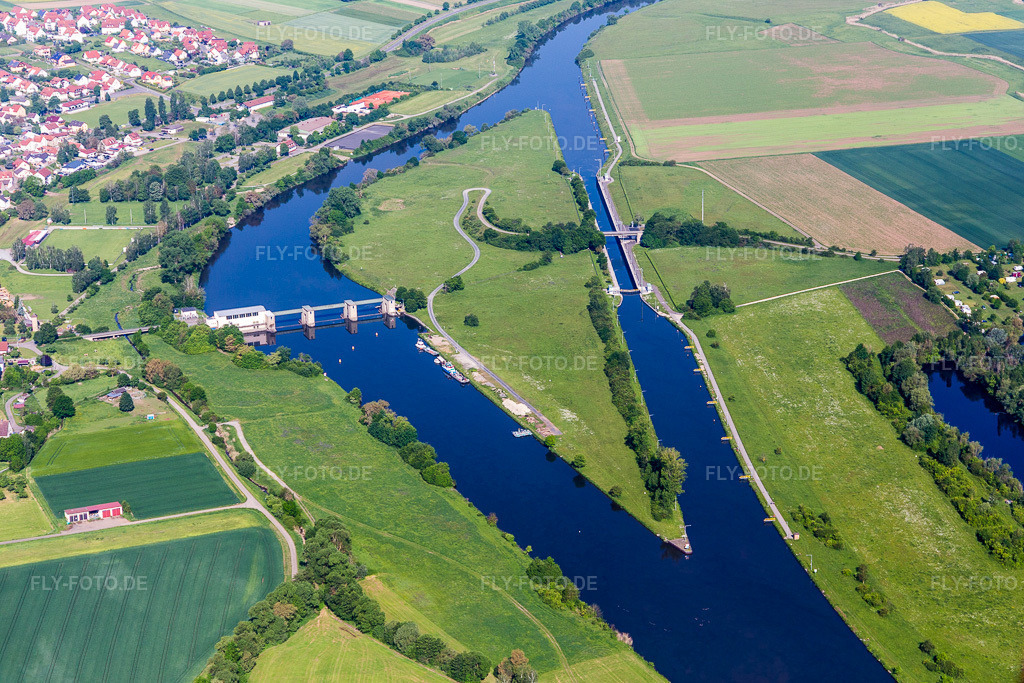 Luftbild: Insel am Ufer des Flußverlaufes des Main in Knetzgau im Bundesland Bayern in Deutschland. Foto: IMG_099871.jpg vom 25.05.2017 durch Werner Riehm/FLY-FOTO.de