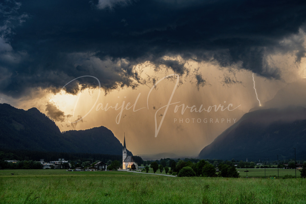 Kundl | Die Abendsonne strahl von hinten in die Gewitterzelle