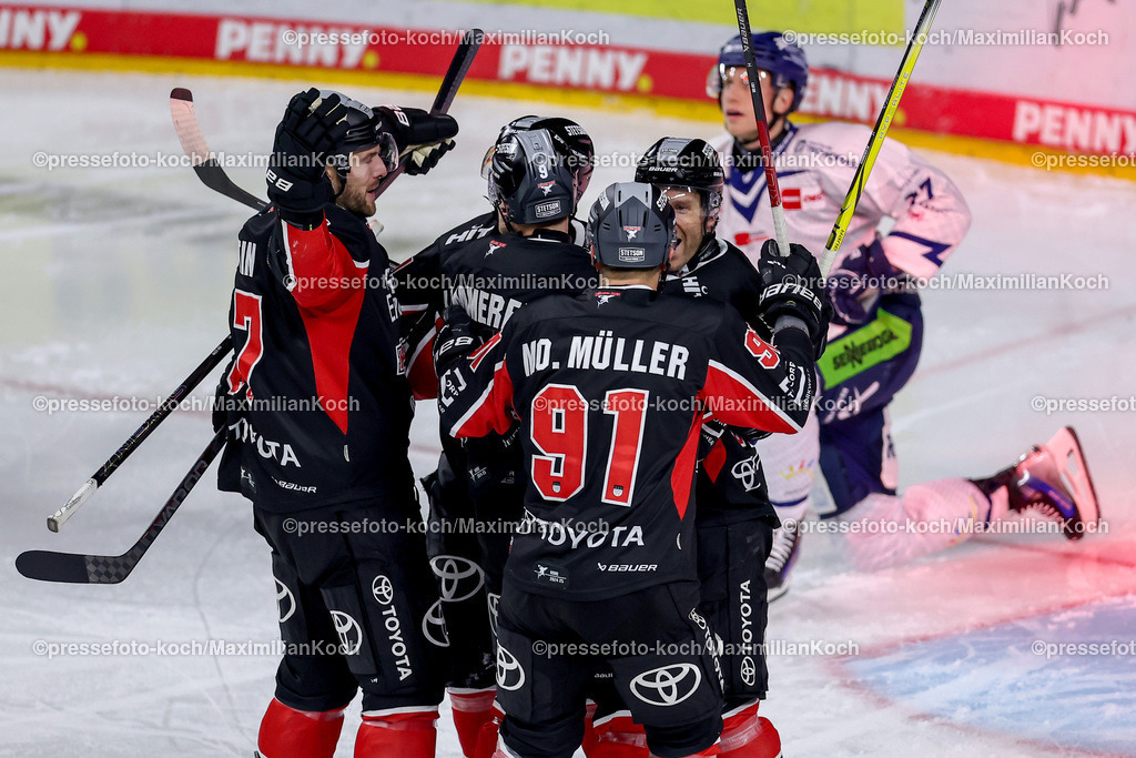 KEC22122401047 | 22.12.2024, Eishockey, DEL, Kölner Haie - Straubing Tigers, Spieltag 29, Lanxess-Arena Köln: Torjubel nach dem 3:2 durch Maximilian Kammerer (Kölner Haie #9)