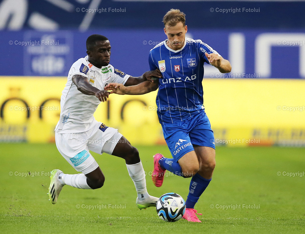 A_LUI_300923_03 | SPORT,FUSSBALL,ADMIRAL BUNDESLIGA BLAU WEISS LINZ-AUSTRIA KLAGENFURT 30.09.2023 IM BILD: SIMON PIRKL (BLAUWEISSLINZ) UND SOLOMON BONNAH (KLAGENFURT) FOTO:FOTOLUI