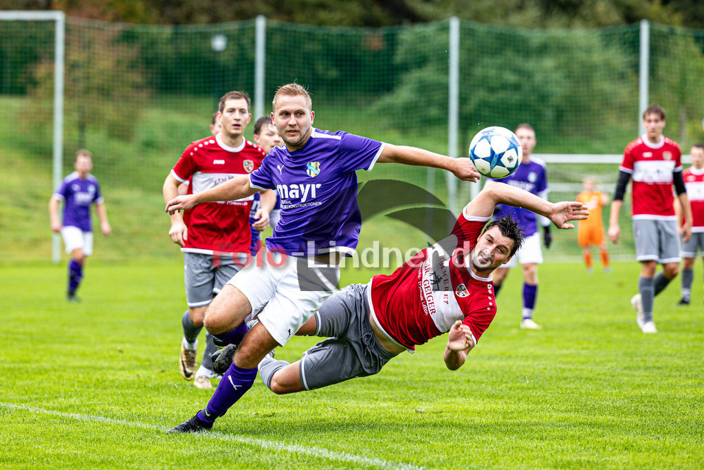 SG Hungerbach gegen FC Wildsteig/Rottenbuch | Fußball Kreisliga Herren Oberbayern Zugspitze Gruppe 1 2024/25, SG Hungerbach gegen FC Wildsteig/Rottenbuch, 20241005,Zuelle zwischen Tobias SCHÜLLER (SG Hungerbach 7) und Martin HENNEBACH (FC Wildsteig/Rottenbuch 10),2024-10-05 in Huglfing (Sportpark Huglfing), Tobias SCHÜLLER (SG Hungerbach 7), Martin HENNEBACH (FC Wildsteig/Rottenbuch 10)Copyright: WolfgangxLindner www.foto-lindner.de