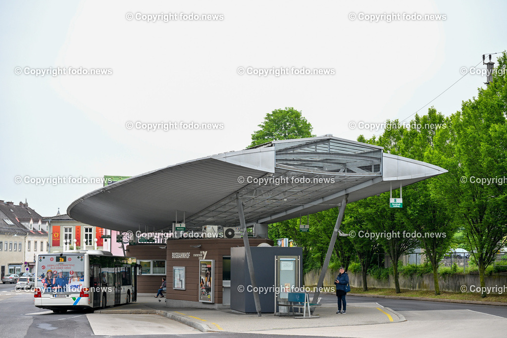 Steyr_ Bahnhof_ Baustelle_ Abbruch_ Sanierung_ 08.05.2024-23 | 08.05.2024, Steyr, AUT, Hessenplatz, im Bild OeBB, ÖBB, Bahnhof, Gebaeude, Baustelle, Abbruch, Sanierung, Parkdeck, Park and Ride, Zug, City Shuttle, Bahnsteig, Schild, Busbahnhof, Autobus, SBS, Stadtbetriebe Steyr
