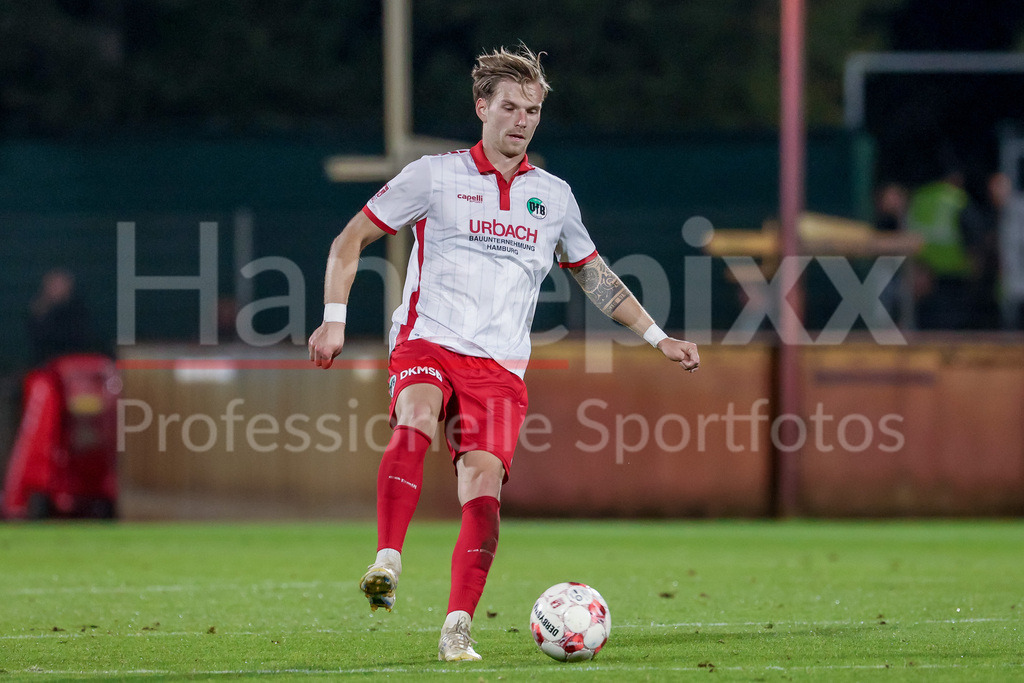 Fussball, Regionalliga Nord, SV Werder Bremen II - VfB Lübeck | Luca Menke (VfB Lübeck, 5) am Ball, Freisteller, Einzelbild, Ganzkörper, Aktion, Action, Spielszene