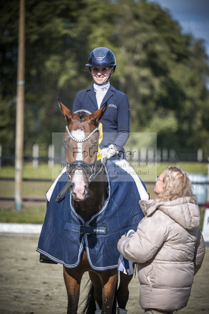 DOS_0026 | Entdecke hochwertige Reitturnierfotos von Foto Oger. Professionell, emotional und authentisch – jetzt Lieblingsmomente im Shop bestellen.Deutschlandweite Turnierfotografie. - Realisiert mit Pictrs.com