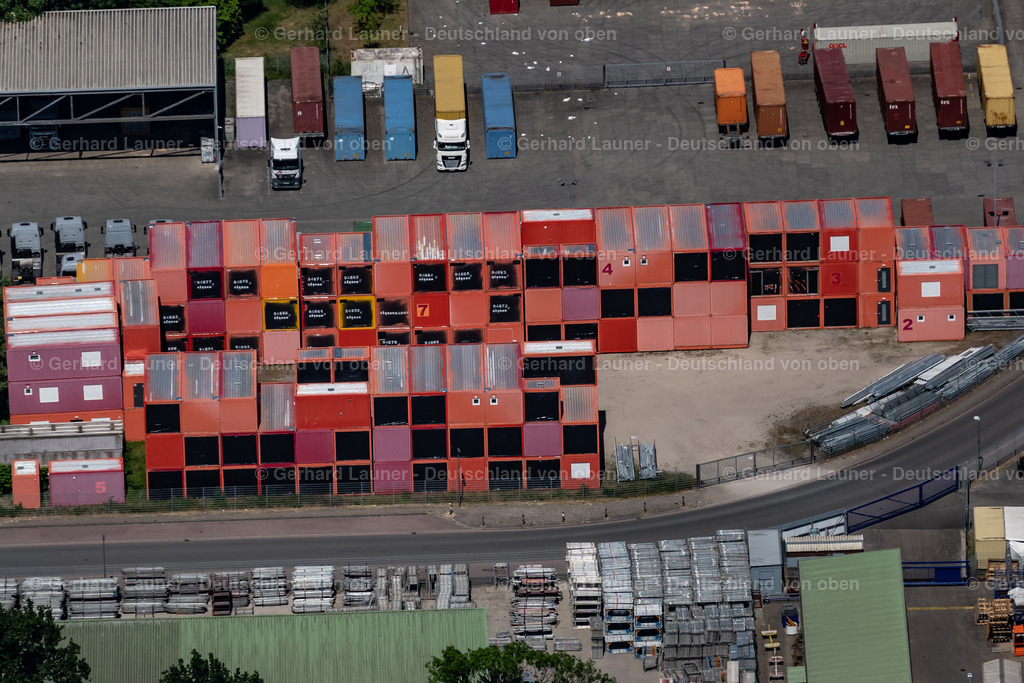 4029466 | BREMEN 01.06.2020 Containerlagerpaltz im Gewerbegebiet an der Senator-Borttscheller-Straße im Ortsteil Neustädter Hafen in Bremen, Deutschland. // Bearing surface in the industrial area on street Senator-Borttscheller-Strasse in the district Neustaedter Hafen in Bremen, Germany. Foto: Gerhard Launer