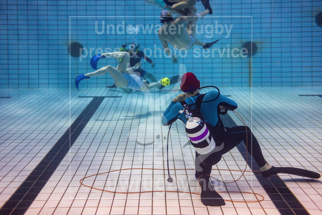 Schiedsrichter bei der Deutschen Meisterschaft | Die beiden Unterwasser-Schiedsrichter beobachten das Vorrunden Spiel bei der Deutschen Meisterschaft in Berlin - Realisiert mit Pictrs.com