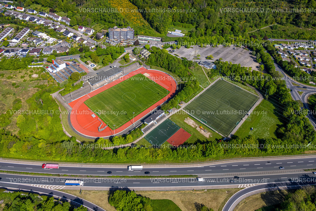 Hagen240504478Hohenlimburg | Luftbild, Erich-Berlet-Stadion, ehemals Kirchenbergstadion, FußballStadion und LeichtathletikStadion mit Nebenplatz, an der Autobahn A46, Hohenlimburg, Hagen, Ruhrgebiet, Nordrhein-Westfalen, Deutschland