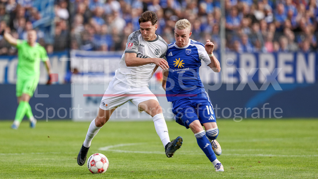 Fussball, Regionalliga Nord, BSV Kickers Emden - SV Meppen | v.li.: Luis Sprekelmeyer (SV Meppen, 19) und Tobias Steffen (BSV Kickers Emden, 10) im Zweikampf, Duell, Dynamik, Aktion, Action, Spielszene
