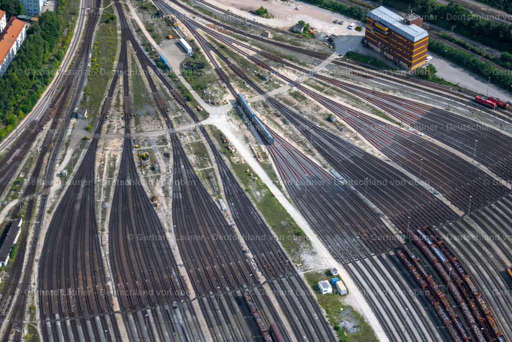 4047546 | NüRNBERG 21.08.2021 Schienen- und Gleisstrecken auf den Abstellgleisen und Rangierstrecken des Rangierbahnhofes und Güterbahnhofes der Deutschen Bahn in Nürnberg im Bundesland Bayern. // Marshalling yard and freight station of the Deutsche Bahn in Nuernberg in the state Bavaria. bahn.de. Foto: Gerhard Launer