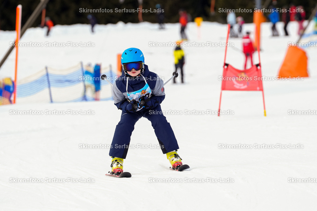 SRF_02.01.2026_1137 | Skirennfotos,Serfaus,Fiss,Ladis,Kinderskirennen,Winter,Tirol,Oberland,skirace,SFL,feelfree,weil wir's genießen,ski,Ski,skifahren,Sonnenplateau, - Realisiert mit Pictrs.com