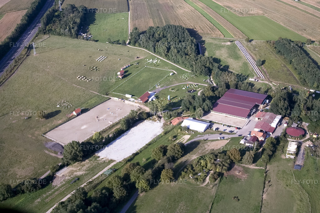 Luftbild: Reiterhof in Mothern im Bundesland Bas-Rhin in Frankreich.Foto: IMG_8086.jpg vom 15.09.2007 durch Werner Riehm/FLY-FOTO.deAuflösung des Originals: 3456 x 2304 px