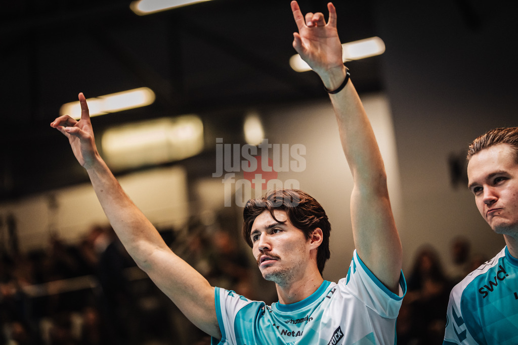 Volleyball | Herren | Saison 2025/2026 | Volleyball Ligacup | SWD powervolleys Düren vs. Energiequelle Netzhoppers KW | 12.10.2024 | Kyle Paulson (#1, SWD powervolleys Düren)jubelt von der Bank aus