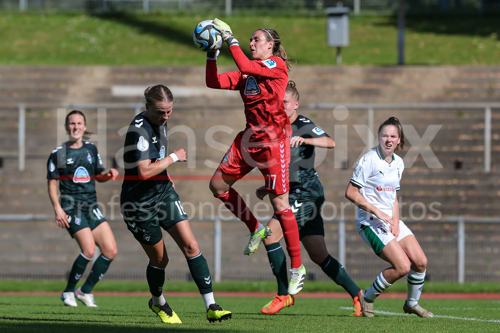 Fussball, DFB-Pokal Frauen, Borussia Mönchengladbach - SV Werder Bremen | v.li.: Catalina Perez (Torhüterin, Torwart, SV Werder Bremen, 77) fängt den Ball, pariert den Ball, Parade, Glanzparade, hält den Ball, Action, Aktion, DIE DFB-RICHTLINIEN UNTERSAGEN JEGLICHE NUTZUNG VON FOTOS ALS SEQUENZBILDER UND/ODER VIDEOÄHNLICHE FOTOSTRECKEN. DFB REGULATIONS PROHIBIT ANY USE OF PHOTOGRAPHS AS IMAGE SEQUENCES AND/OR QUASI-VIDEO.