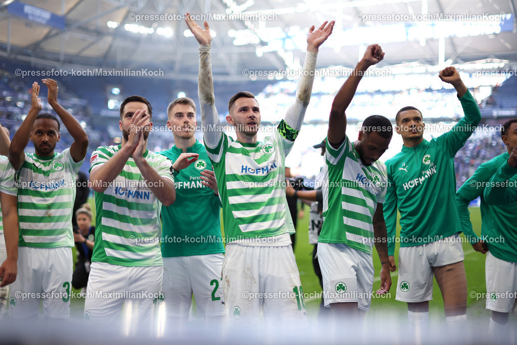 Schalke26102401071 | 26.10.2024, Fußball, FC Schalke 04 - SpVgg Greuther Fürth, 2. Fußball Bundesliga, Veltins-Arena Gelsenkirchen, Saison 2024 2025: Abschlussjubel nach dem 4:2 Sieg - Die Mannschaft von SpVgg Greuther Fürth steht jubelnd vor dem Gäszteblock und bedankt sich bei den Fans für die Unterstützung. Mitte Branimir Hrgota (Greuther Fürth #10) jubelndDFB regulations prohibit any use of photographs as image sequences and or quasi-video.