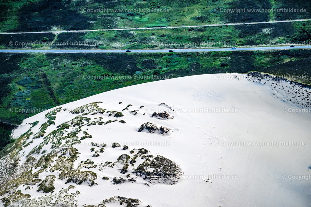 Sylt_List_Wanderdüne_ELS_1484210625 | LIST AUF SYLT 21.06.2025 Sandaufschüttungen einer Wanderdünenfläche in der Nordsee an der Listlandstraße in List auf Sylt im Bundesland Schleswig-Holstein, Deutschland. // Sand deposits of a shifting dune area in the North Sea on street Listlandstrasse in List auf Sylt in the state Schleswig-Holstein, Germany. Foto: Martin Elsen