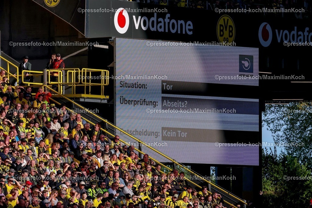 BVB26042601052 | 26.04.2026, Fußball, Borussia Dortmund - SC Freiburg, 1. Fußball Bundesliga, 31. Spieltag, Signal Iduna Park, Saison 2025 2026: nzeigetafel mit Entscheidung des Videoassist VAR Kein Tor nach Überprüfung wegen Abseits  DFB regulations prohibit any use of photographs as image sequences and or quasi-video.