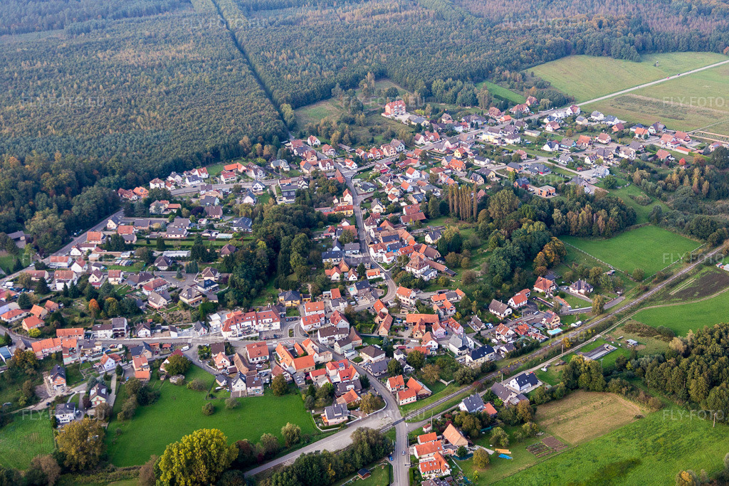 Vue aérienne: Vue du village à Schirrhoffen dans le département Bas Rhin, France. Photo: IMG_074320.jpg prise le 04/10/2014 par Werner Riehm/FLY-FOTO.eu – Résolution de l'original: 5472 x 3648 px