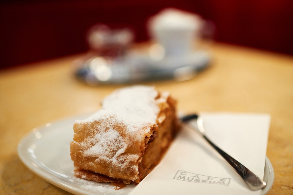 Cafe Museum | Wien, Austria - June 22, 2018: Café Museum, eine Tasse Melange und ein Apfelstrudel auf dem Tisch stehend. - Realisiert mit Pictrs.com