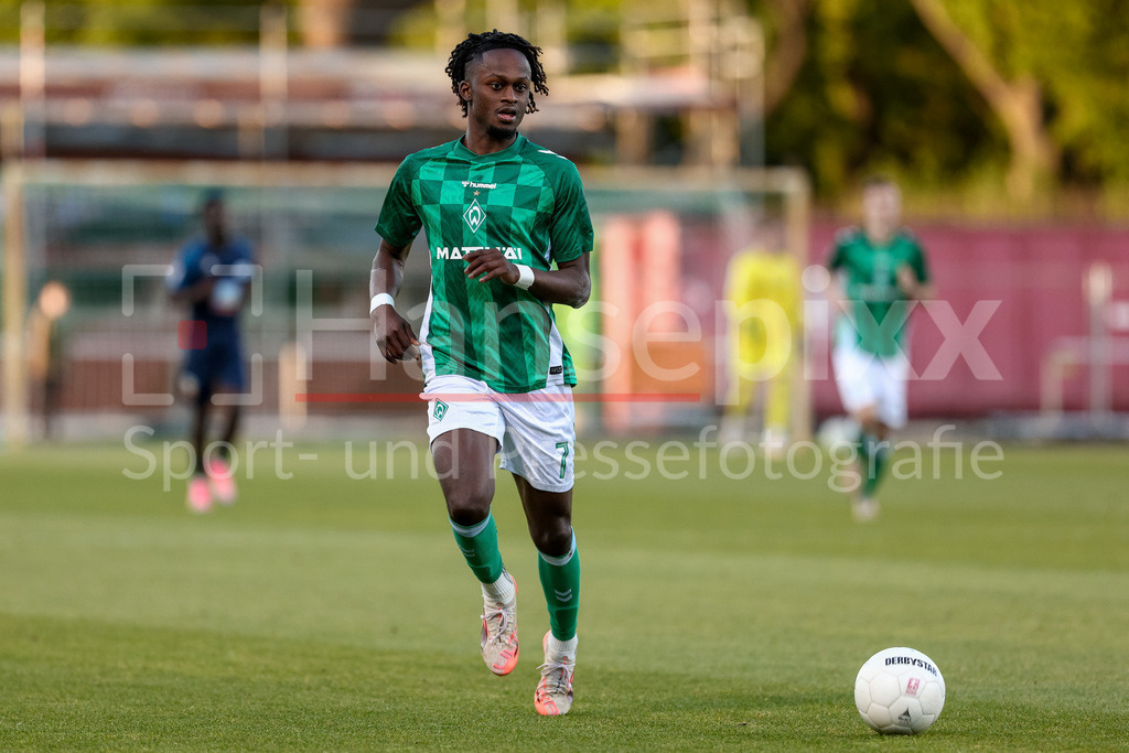 Fussball, Regionalliga Nord, SV Werder Bremen II - SSV Jeddeloh | Davis Asante (SV Werder Bremen II, 7) am Ball, Einzelbild, Ganzkörper, Aktion, Action, Spielszene