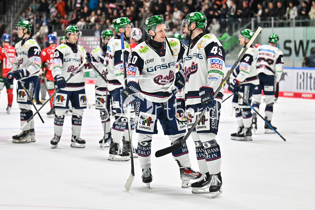 Augsburger Panther - Eisbären Berlin | aUGSBURG, GERMANY - 27. JANUARY: die Spieler der Eisbären bedanken sich bei den Mitgereisten Fans nach dem Match zwischen den Augsburger Panthern und den Fischtown Pinguins am 43. Spieltag der Penny DEL im Curt Frenzel Stadion  - Andreas EDER (Eisbären Berlin 43) und Leon BERGMANN (Eisbären Berlin 10)