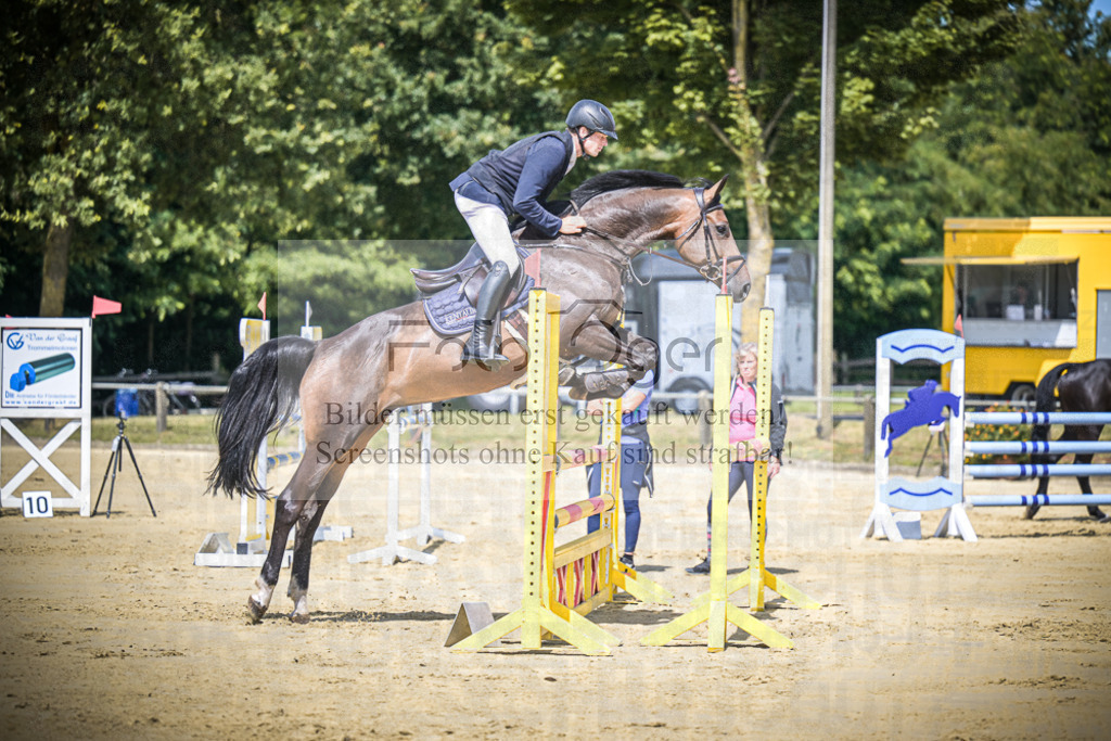 DOS_7497 | Entdecke hochwertige Reitturnierfotos von Foto Oger. Professionell, emotional und authentisch – jetzt Lieblingsmomente im Shop bestellen.Deutschlandweite Turnierfotografie. - Realisiert mit Pictrs.com