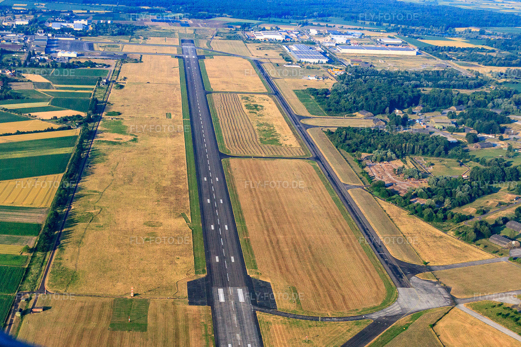 Luftbild: Landebahn des Flugplatz der Lahrer Flugbetriebs GmbH im Ortsteil Schuttern in Friesenheim im Bundesland Baden-Württemberg in Deutschland. Foto: IMG_68084.jpg vom 19.06.2014 durch Werner Riehm/FLY-FOTO.deLahrer Flugbetriebs GmbH & Co. KG | Airport Lahr LHA-EDTL