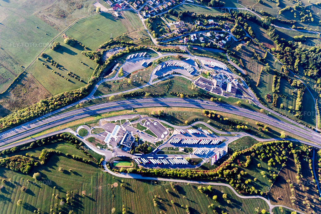Aerial view: Truck parking areas at the motorway service area and parking lot of the A4 Aire de Service AVIA de Saverne-Eckartswiller in Eckartswiller in the state Bas-Rhin, France. – Photo: IMG_111665.jpg taken on 09/16/2018 by Werner Riehm/FLY-FOTO.com – Resolution of the original: 4620 x 3080 px