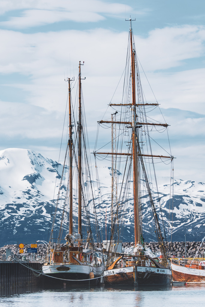 Iceland_Harbor_Husavik | Schiffe im Hafen von Húsavík in Island. - Realisiert mit Pictrs.com