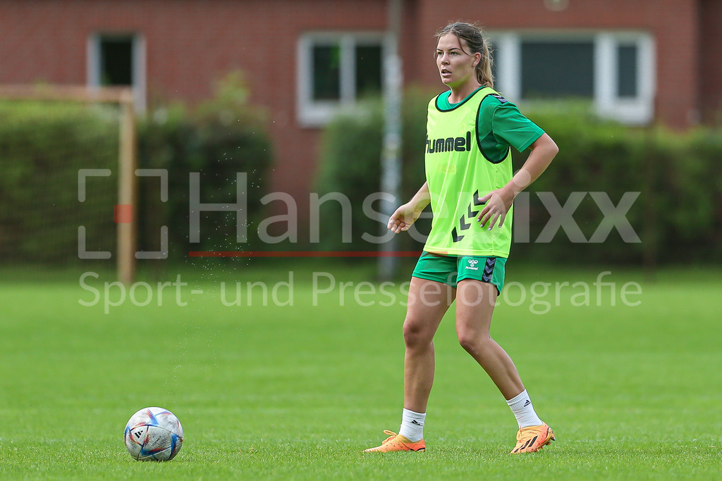 Fussball, Google Pixel Frauen-Bundesliga, Training SV Werder Bremen | v.li.: Juliane Wirtz (SV Werder Bremen, 28) Freisteller, Einzelbild, Ganzkörper, Aktion, Action, Spielszene