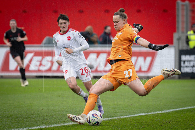 Frauen Fußball-Bundesliga; Bayer 04 Leverkusen - 1. FC Nürnberg, 31.01.2026 | Friederike Repohl (Bayer 04 Leverkusen, 27) schlägt den Ball vor Aneta Palaskova (1. FC Nürnberg, 26) weg; Bayer 04 Leverkusen - 1. FC Nürnberg an Spieltag 16 der Google Pixel Frauen-Bundesliga am 31.01.2026 im Ulrich-Haberland-Stadion in Leverkusen (Nordrhein-Westfalen). DFL REGULATIONS PROHIBIT ANY USE OF PHOTOGRAPHS AS IMAGE SEQUENCES AND/OR QUASI-VIDEO.