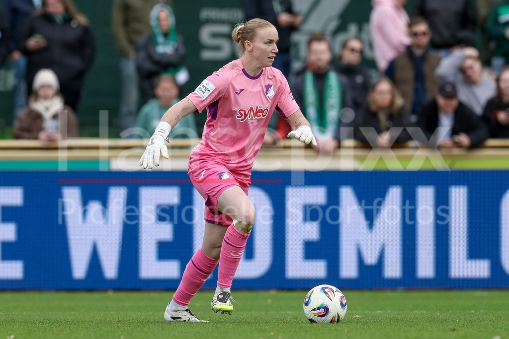 Fussball, Google Pixel Frauen-Bundesliga, SV Werder Bremen - TSG 1899 Hoffenheim | Laura Dick (Torhüterin, TSG 1899 Hoffenheim, 1) am Ball, Freisteller, Einzelbild, Ganzkörper, Aktion, Action, Spielszene, DIE DFB-RICHTLINIEN UNTERSAGEN JEGLICHE NUTZUNG VON FOTOS ALS SEQUENZBILDER UND/ODER VIDEOÄHNLICHE FOTOSTRECKEN. DFB REGULATIONS PROHIBIT ANY USE OF PHOTOGRAPHS AS IMAGE SEQUENCES AND/OR QUASI-VIDEO.