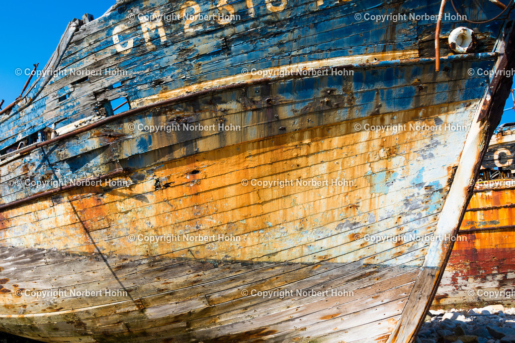Reisefotografie - Frankreich - Atlantikkueste | Schiffsfriedhof im bretonischen Hafen von Camaret-Sur-Mer. - Realisiert mit Pictrs.com