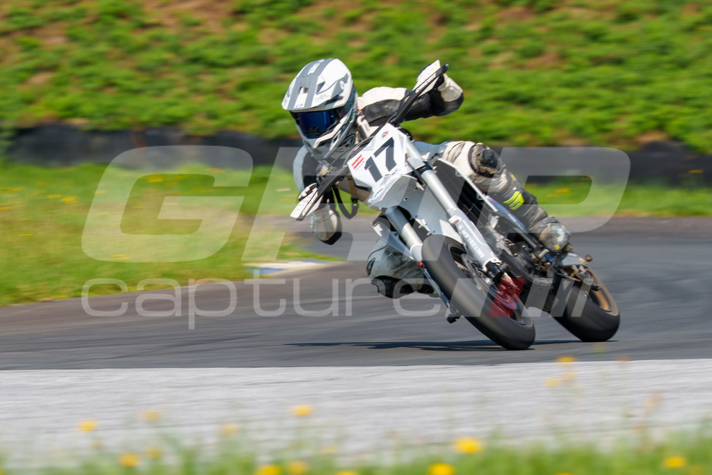 G-Cup + Supermoto Staatsmeisterschaft + Hungarian Supermoto Championship | GRIPcapture steht für authentische Sportfotografie in Österreich – für Momente, die mehr sind als Geschwindigkeit oder Ergebnis. Es geht um Emotion, Spannung, Fokus und den Augenblick, der oft nur einen Wimpernschlag dauert.Ob Motorsport, Teamsport oder 