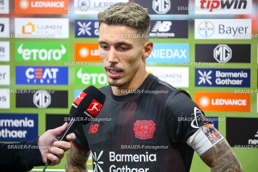 Bayer 04 Leverkusen vs Eintracht Frankfurt - Bundesliga  | Leverkusen, Deutschland, 12.09.25:   Alejandro Grimaldo (Bayer 04 Leverkusen) im Interview waehrend des Spiels der Bundesliga zwischen  Bayer 04 Leverkusen vs Eintracht Frankfurt in der BayArena(Foto von Brauer-Fotoagentur / Adrian Schlueter)