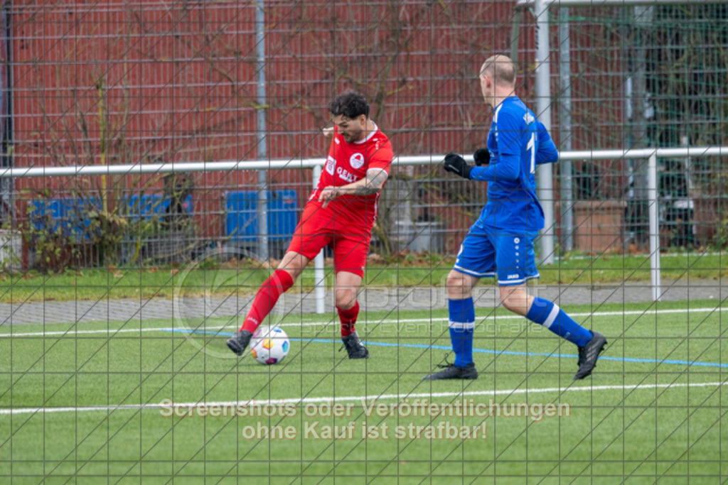 20251130_131941_0091 | #,FC Illiria Göppingen II (rot) vs. VfR Süßen II (blau), Fussball, Kreisliga B10 - Bezirk Neckar/Fils, 15. Spieltag, Saison 2025/2026, Kunstrasenplatz Nord, Hohenstaufenstraße 116, 73033 Göppingen, 30.11.2025 - 13:00 Uhr,Foto: PhotoPeet-Sportfotografie/Peter Harich