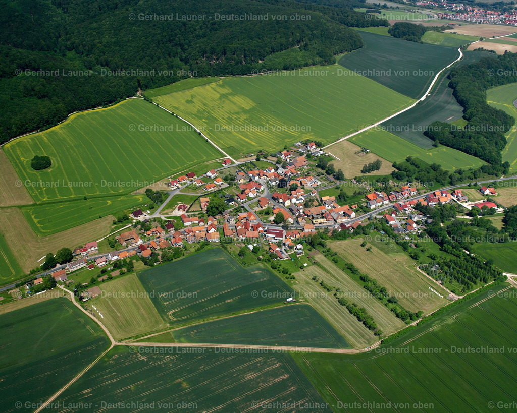 2634106 | LENTERODE 09.06.2006 Landwirtschaftliche Nutzflächen und Feldgrenzen  umsäumen das Siedlungsgebiet des Dorfes in Lenterode im Bundesland Thüringen, Deutschland // Agricultural land and field boundaries surround the settlement area of the village  in Lenterode in the state Thuringia, Germany Foto: Gerhard Launer