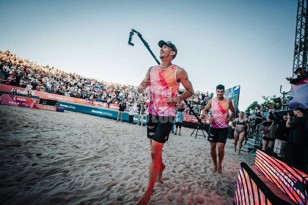 Beachvolleyball | Frauen und Männer | Deutsche Meisterschaften 2025 Timmendorfer Strand | 07.09.2025 | Lukas Pfretzschner läuft ein für die Siegerehrung