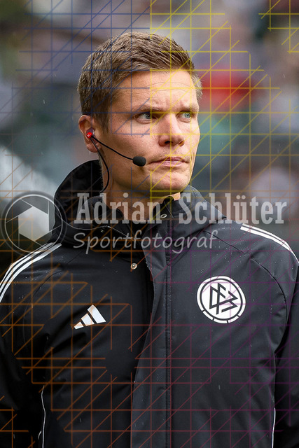 Borussia Mönchengladbach vs FC Bayern München - Bundesliga  | Mönchengladbach, Deutschland, 25.10.25:   vierter Offizieller Dr. Florian Exner schaut waehrend des Spiels der Bundesliga zwischen Borussia Mönchengladbach vs FC Bayern München im Stadion im Borussia Park(Foto von Brauer-Fotoagentur / Adrian Schlueter)