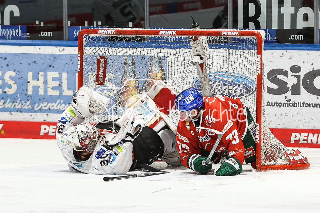 Augsburger Panther - Fischtown Pinguins | Kristers GUDLEVSKIS (BHV #30) wird in dieser Szene von Matthew PUEMPEL (AEV #73) abgeraeumt und ins Tor befoerdert