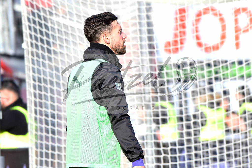 20200208_OSNFCN_0100 | Fußball, Herren: Manuel Farrona Pulido (VfL Osnabrueck) schaut waehrend des Spiels der 2. Bundesliga zwischen VfL Osnabrueck und 1. FC Nuernberg im Stadion an der Bremer Bruecke am 08.02.2020 in Osnabrueck, Deutschland.DFB / DFL REGULATIONS PROHIBIT ANY USE OF PHOTOGRAPHS AS IMAGE SEQUENCES AND/OR QUASI-VIDEO. - Realisiert mit Pictrs.com