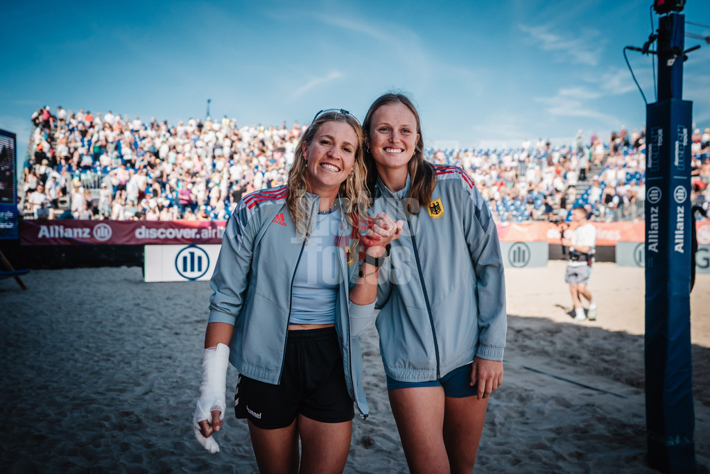 Beachvolleyball | Frauen | Deutsche Meisterschaften 2025 Timmendorfer Strand | 07.09.2025 | v.l. Melanie Paul mit ihrer verletzten Hand und Lea Kunst