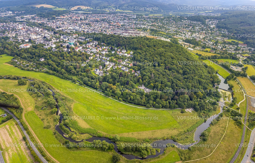 Arnsberg250806809 | Luftbild, Altstadt mit Fluss Ruhr Ruhrbogen am Waldgebiet Eichholz, Wehr und Kamelbrücke am Fluss Ruhr Ruhraue, Fernsicht und Arnsberger Wald, Arnsberg, Ruhrgebiet, Nordrhein-Westfalen, Deutschland