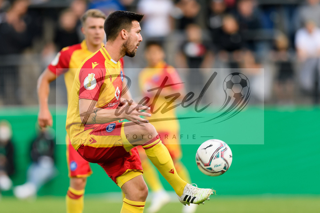 LOTKSC20210809_197 | Fussball, Herren: Jerome Gondorf (Karlsruher SC) in Aktion, am Ball, Einzelaktion beim Spiel der 1. Runde im DFB-Pokal zwischen SF Lotte und Karlsruher SC im Stadion am Lotter Kreuz am 09.08.2021 in Lotte, Deutschland.DFB / DFL REGULATIONS PROHIBIT ANY USE OF PHOTOGRAPHS AS IMAGE SEQUENCES AND/OR QUASI-VIDEO. - Realisiert mit Pictrs.com