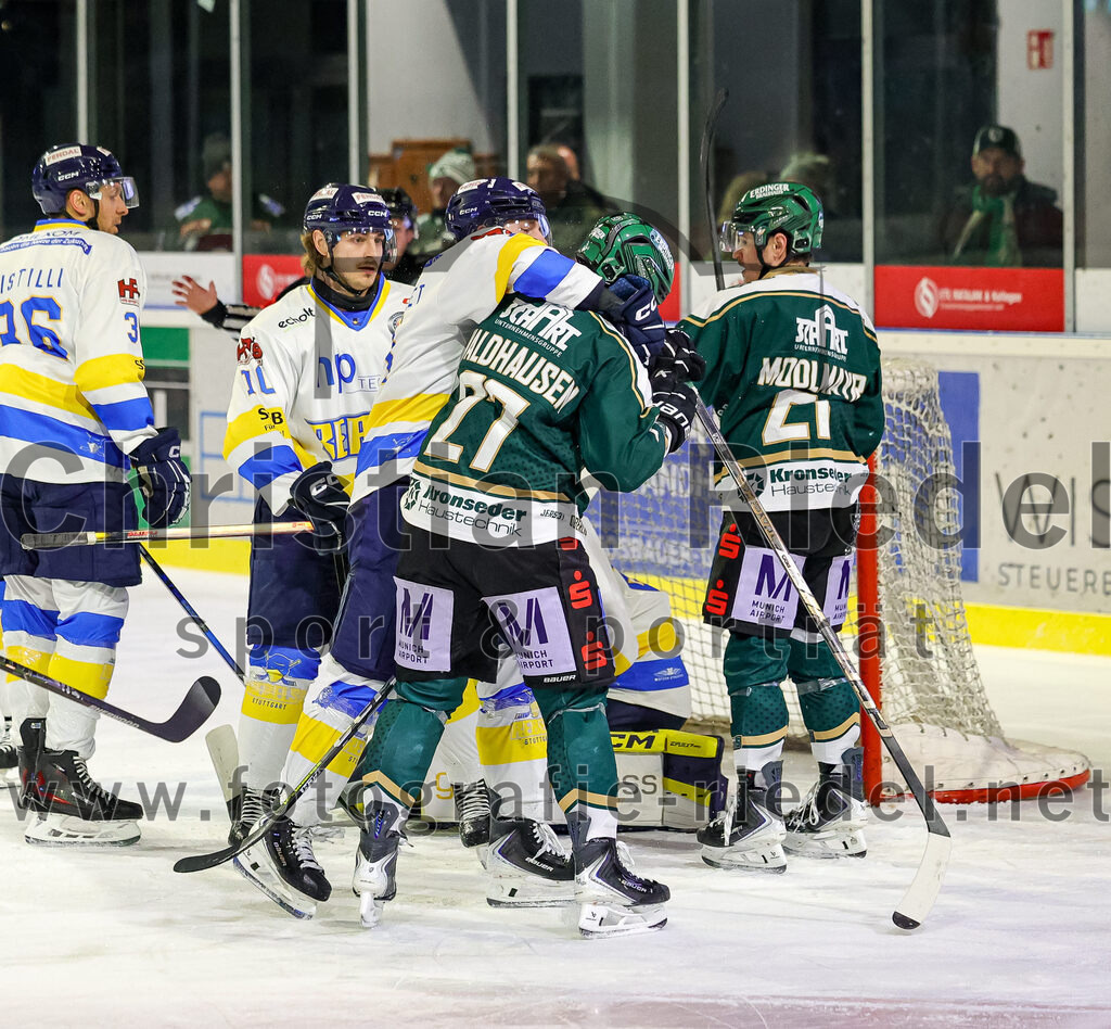 2026-01-09_100_TSV_Erding_gegen_Stuttgart_Rebels | Erding, Deutschland, 09.01.2026:Eishockey, Oberliga Süd 2025 / 2026, 35. Spieltag, TSV Erding gegen Stuttgart Rebels, Endergebnis: Calvin Fischer (Stuttgart Rebels, #10), Reagan Poncelet (Stuttgart Rebels, #71), Mark Waldhausen (Erding Gladiators, #27), Erik Modlmayr (Erding Gladiators, #21)Foto: Christian Riedel / fotografie-riedel.net