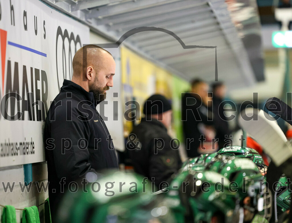 2023-12-17_082_TSV_Erding_gegen_ESC_Kempten | Erding, Deutschland, 17.12.2023:
Eishockey, Bayernliga Vorrunde 2023 / 2024, 18. Spieltag, TSV Erding gegen ESC Kempten, Endergebnis: 5:1

Teamchef Felix Schütz (Erding Gladiators)

Foto: Christian Riedel / fotografie-riedel.net