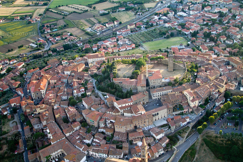 Vue aérienne: Vue des rues et des maisons dans les zones résidentielles à Castiglion Fiorentino dans le département Arezzo, Italie. Photo: IMG_43294.jpg prise le 24/07/2011 par Werner Riehm/FLY-FOTO.eu – Résolution de l'original: 4272 x 2848 px