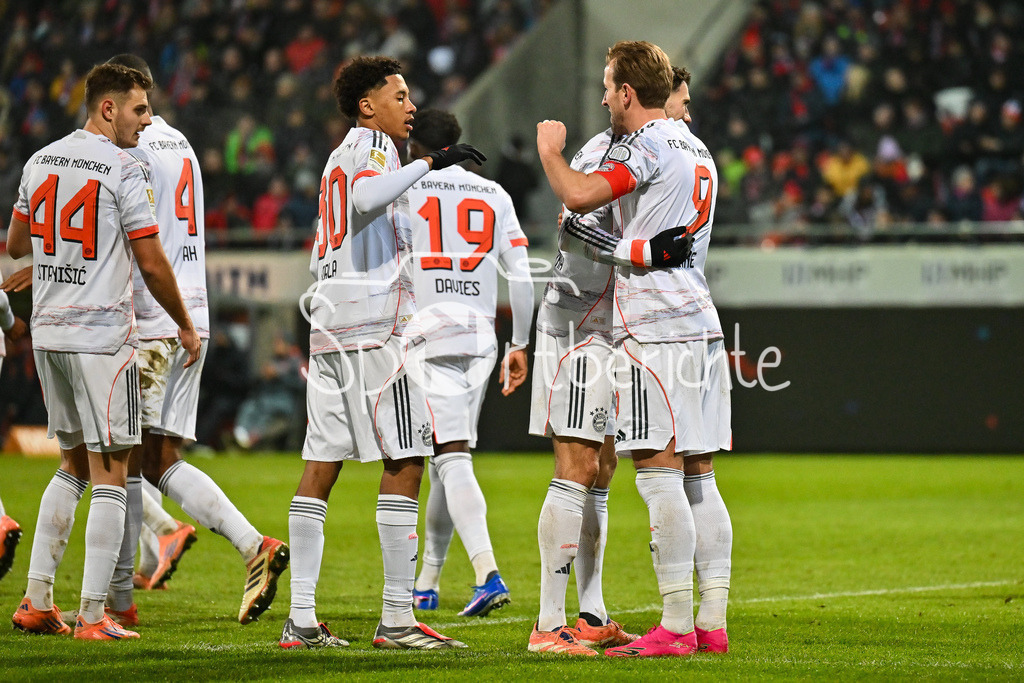 1. FC Heidenheim - FC Bayern München | HEIDENHEIM, GERMANY - 21. DECEMBER: Jubel der Bayern nach dem Treffer zum 0-4 durch Harry KANE (FC Bayern Munich 9) / Tor / Torschuetze / Freude / Happy / während dem Bundesligamatch zwischen dem 1. FC Heidenheim und dem FC Bayern München am 15. Spieltag in der Voith-Arena / DFL REGULATIONS PROHIBIT ANY USE OF PHOTOGRAPHS AS IMAGE SEQUENCES AND/OR QUASI-VIDEO