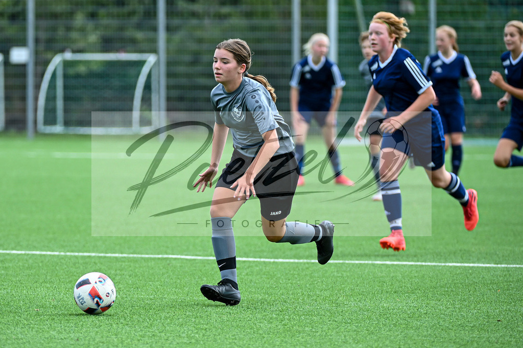 IBBGRE20200829_0012 | Fussball, C-Juniorinnen:   beim Testspiel zwischen DJK Arminia Ibbenbueren und TSG 07 Burg Gretesch im Sportzentrum Schierloh am 29.08.2020 in Ibbenbueren, Deutschland. - Realisiert mit Pictrs.com