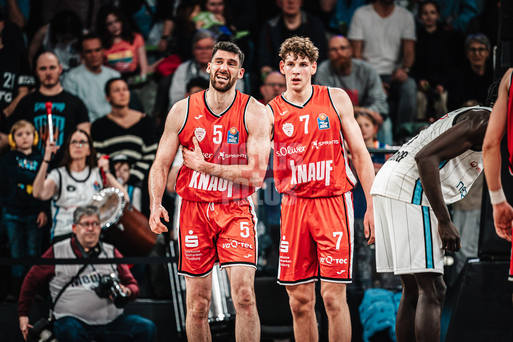 Basketball | Männer | Saison 2024/2025 | easyCredit Basketball Bundesliga | 18. Spieltag | Veolia Towers Hamburg vs. FIT/One Würzburg Baskets | 26.01.2025 | Owen Klassen (#5, FIT/One Würzburg Baskets) fässt sich an seinen Arm schmerzverzehrt, rechts Hannes Steinbach (#7, FIT/One Würzburg Baskets)